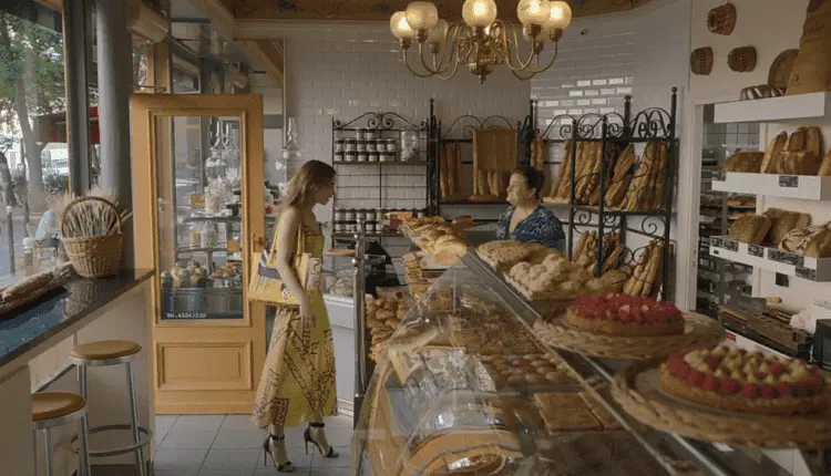 Emily escolhendo o paine au chocolat