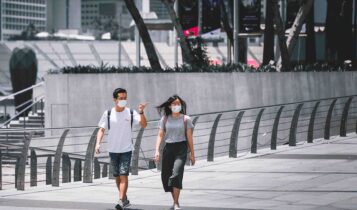 Pessoas andam de máscara em Singapura no combate ao covid-19