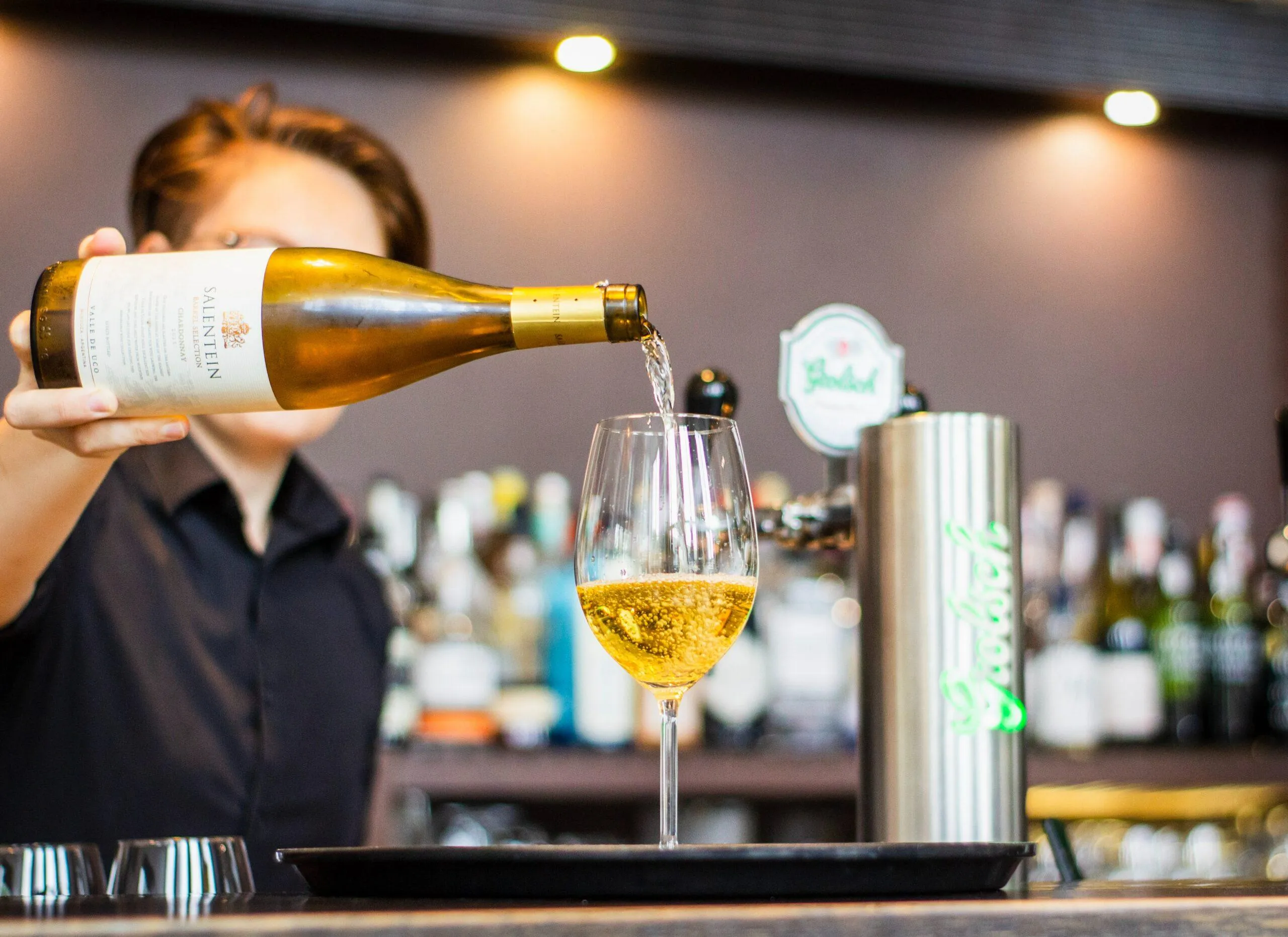 Existe uma forma certa de servir o vinho frisante Como servir a bebida
