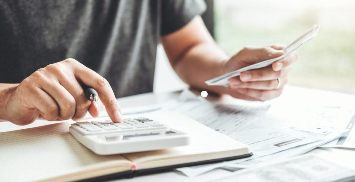homem usando uma calculadora