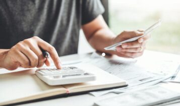 homem usando uma calculadora