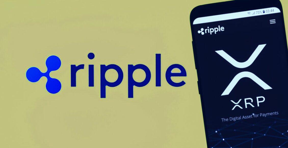 logotipo da Ripple, ao lado de celular com app da XRP