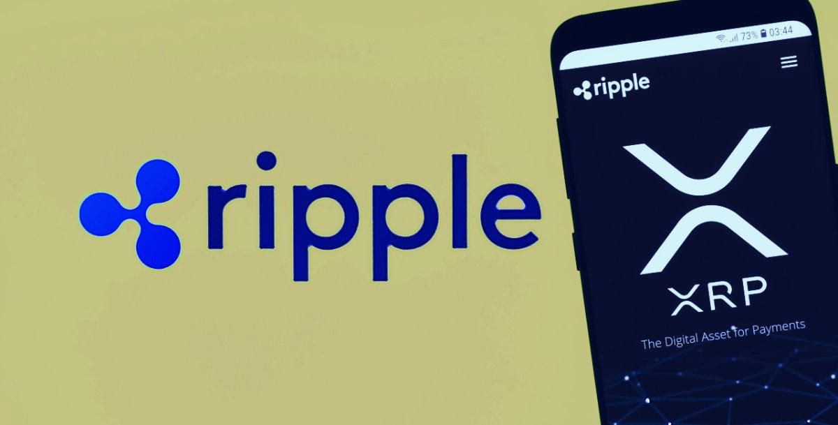 logotipo da Ripple, ao lado de celular com app da XRP