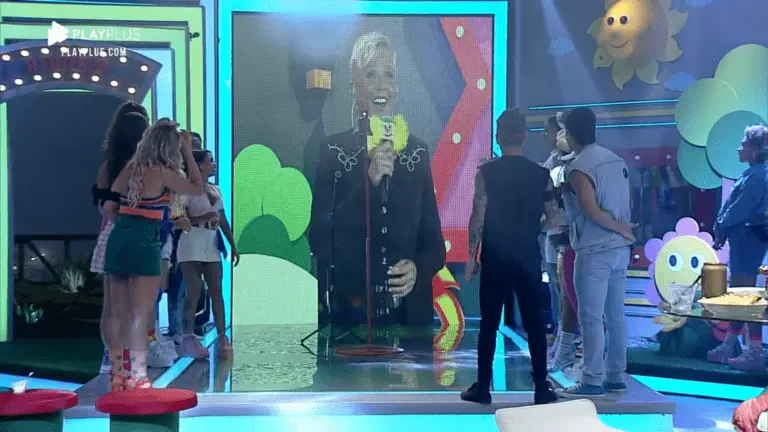 A Fazenda 2020: Xuxa canta ‘Lua de Cristal’ ao vivo e vira piada na web