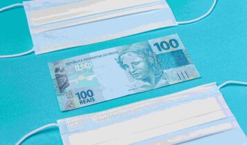 Nota de R$ 100 e duas máscaras. Renda emergencial de SP