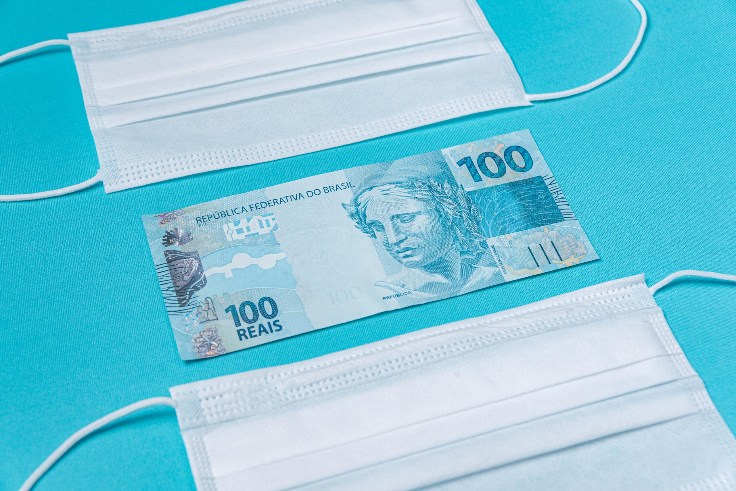 Nota de R$ 100 e duas máscaras. Renda emergencial de SP