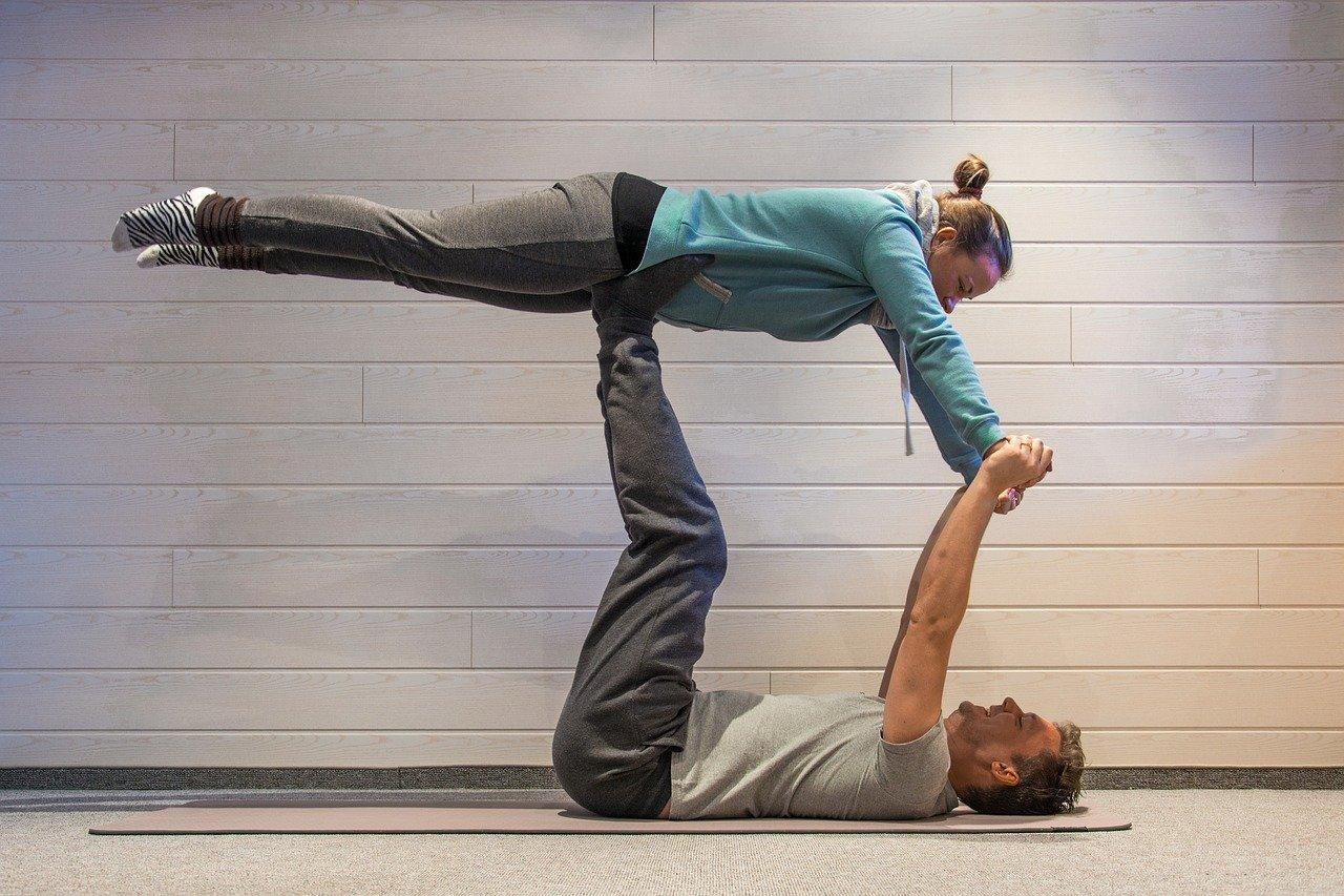 Yoga em dupla: conheça os benefícios da prática