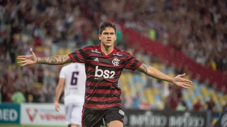 Jogos de hoje na TV: onde assistir as partidas deste domingo (8)