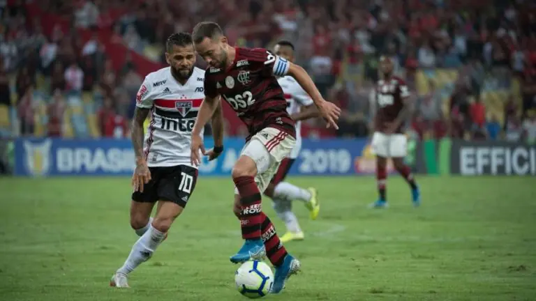 Jogos de hoje na TV: confira as partidas de futebol deste domingo (01)