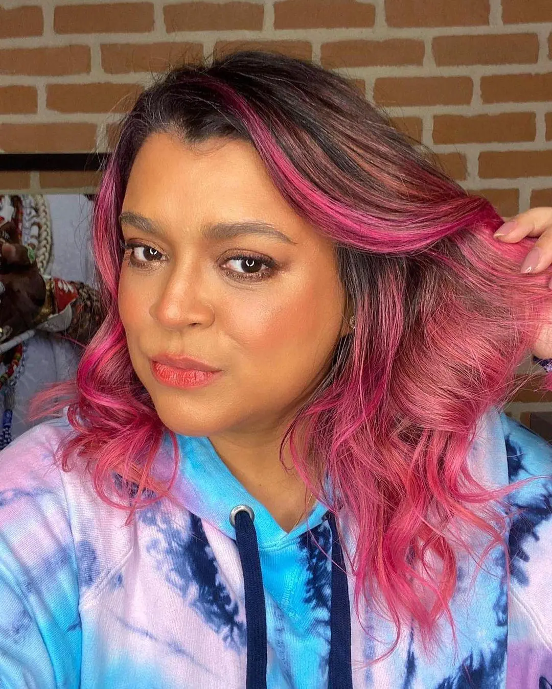 Imagem mostra Preta Gil com cabelos brancos à mostra