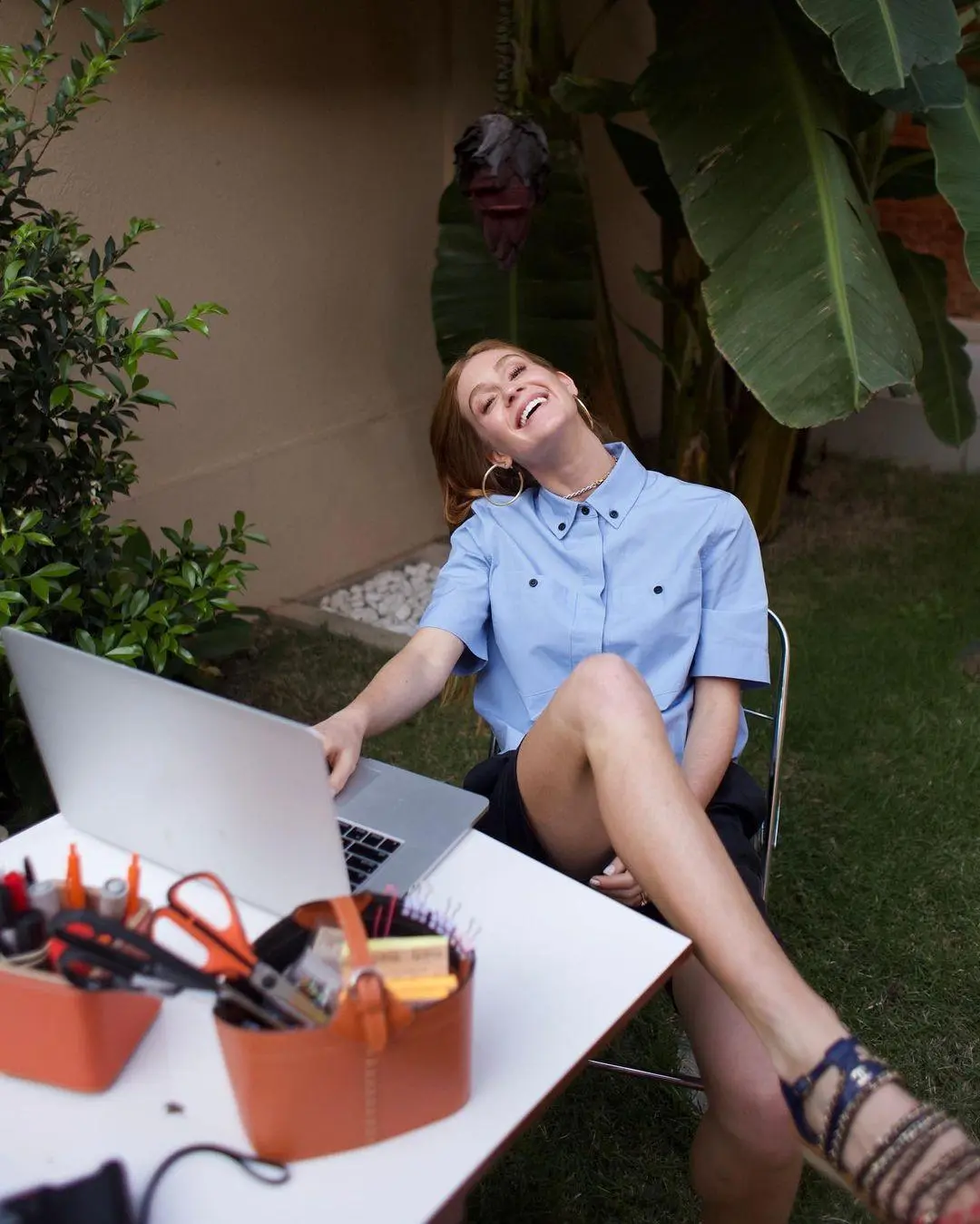 Imagem mostra Marina Ruy Barbosa trabalhando em frente ao laptop