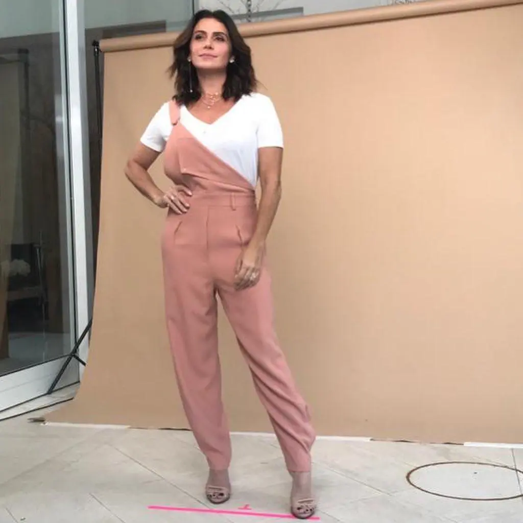 Imagem mostra Giovanna Antonelli com jardineira rosa