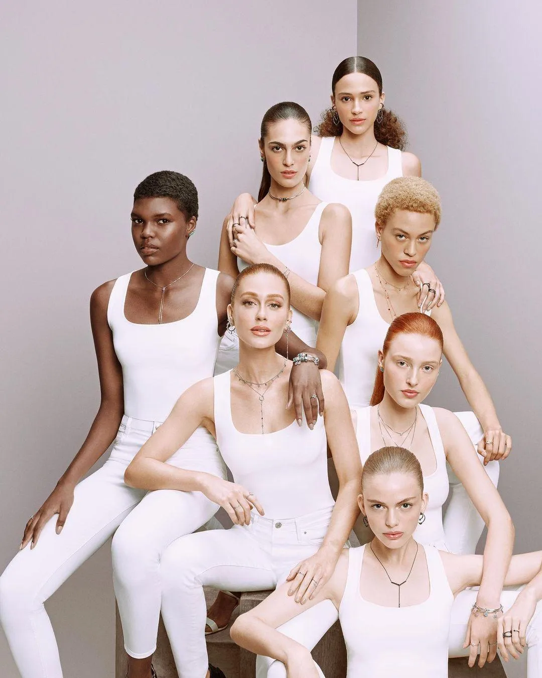 Imagem mostra Marina Ruy Barbosa ao lado de várias modelos em campanha de marca de joias