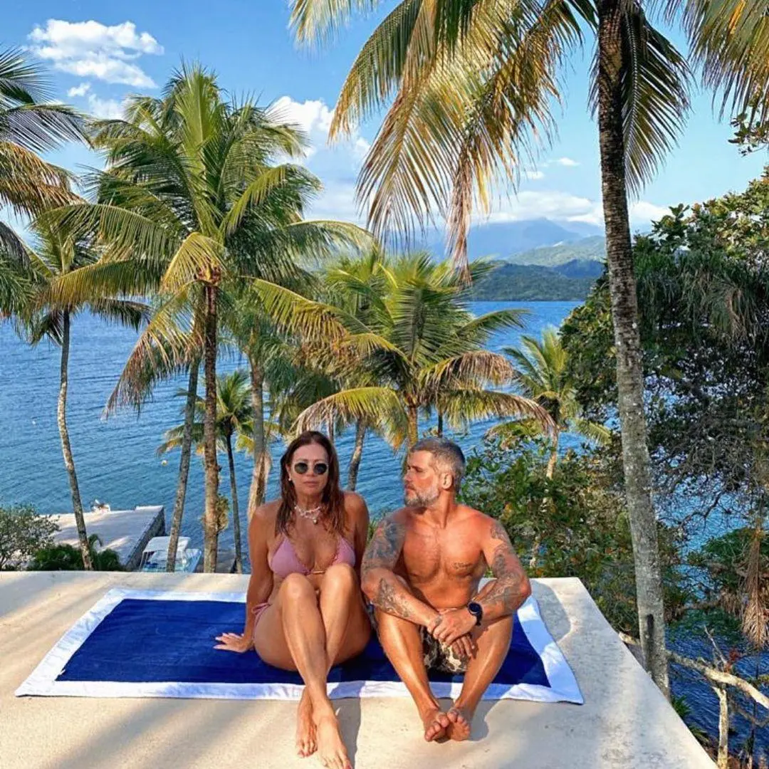 Imagem mostra Deborah Ewbank ao lado de Bruno Gagliasso