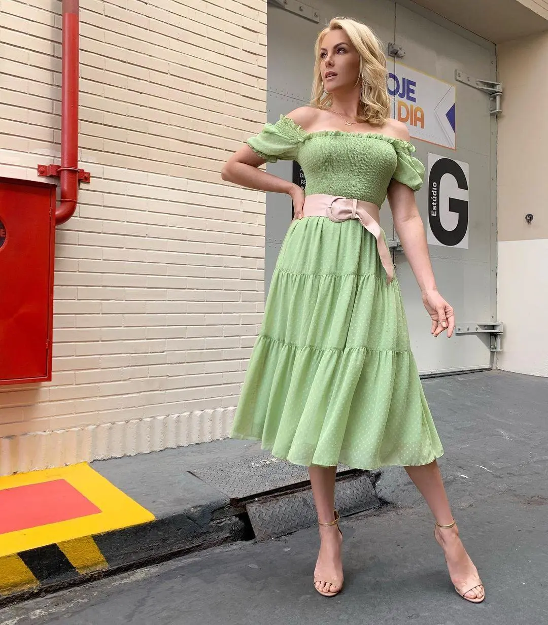 IMagem mostra Ana Hickmann com vestido verde