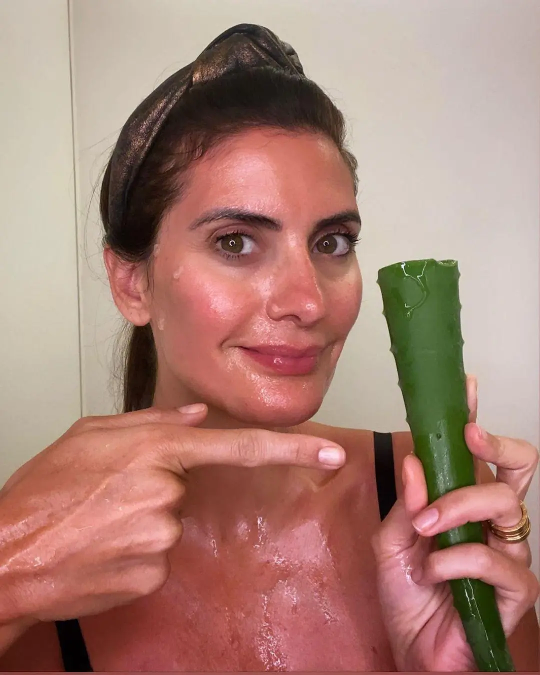 Imagem mostra Isabella Fiorentino com gel de babosa no rosto