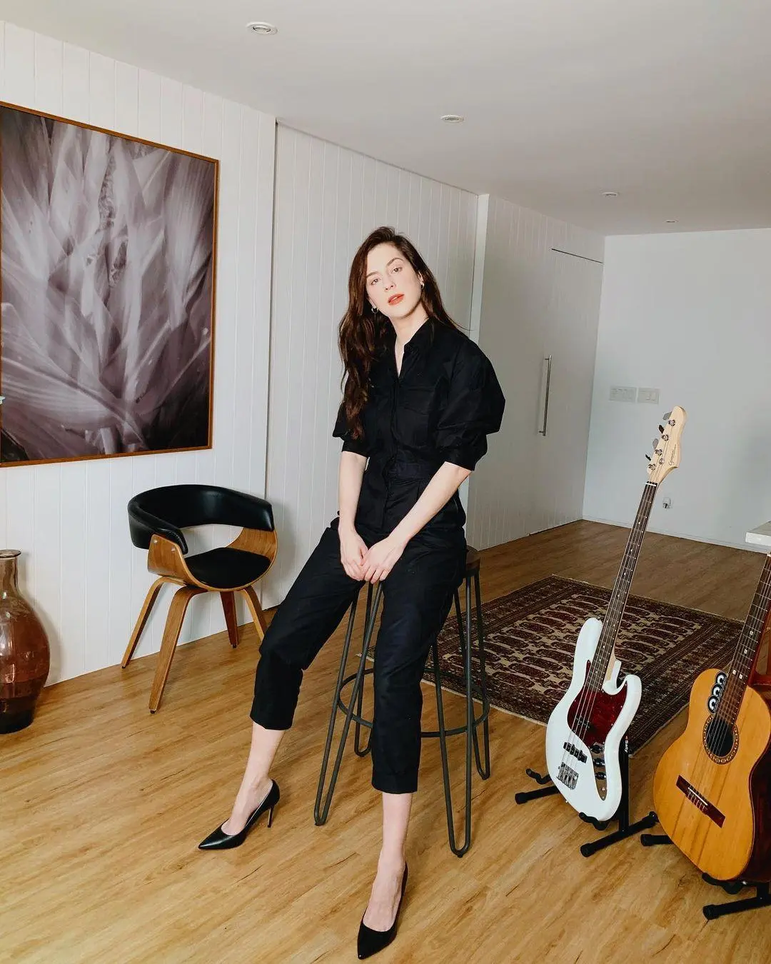 Imagem mostra Sophia Abrahão com macacão preto