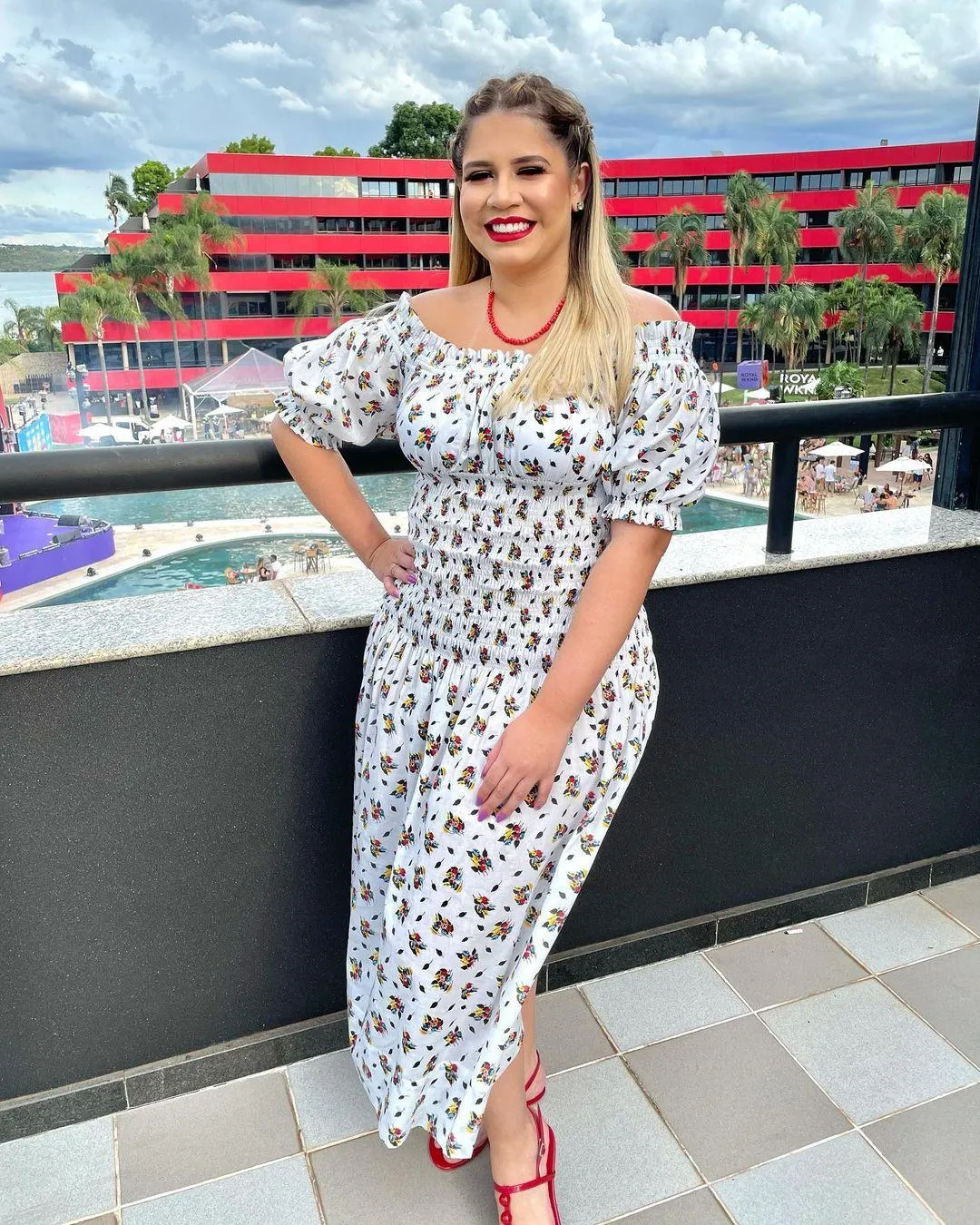Imagem mostra Marilia Mendonça com vestido
