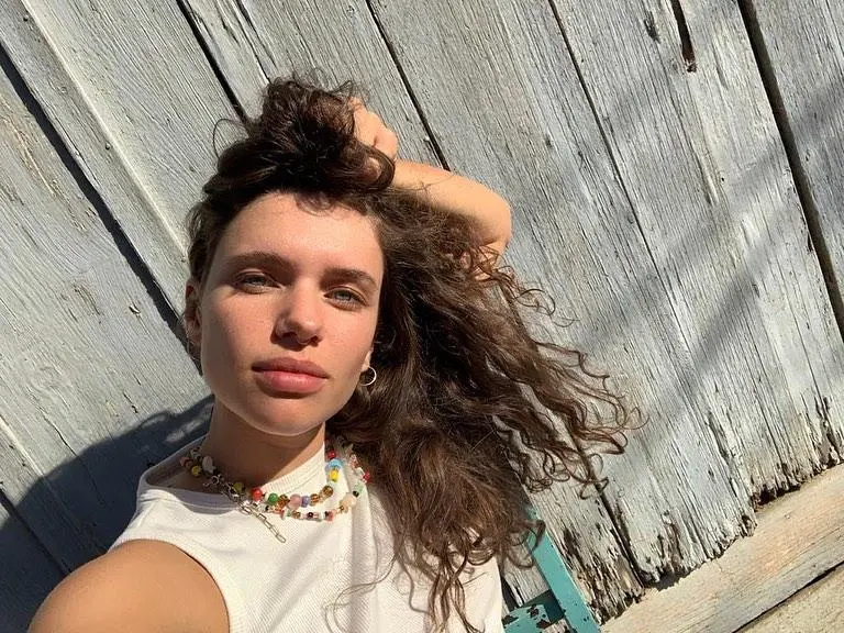 Imagem mostra rosto de Bruna Linzmeyer