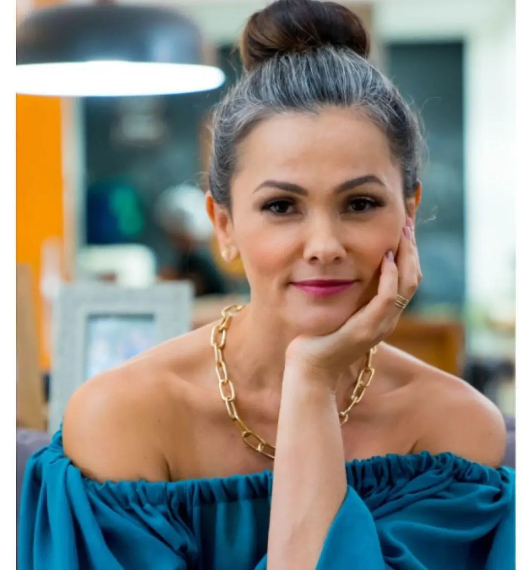 Imagem mostra Suzana Alves com cabelos brancos