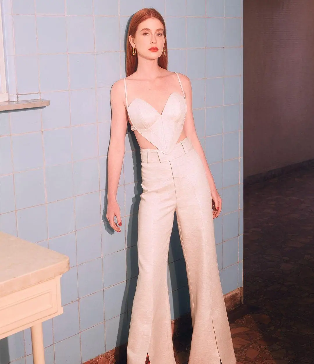 Imagem mostra Marina Ruy Barbosa com look da sua primeira coleção da Ginger