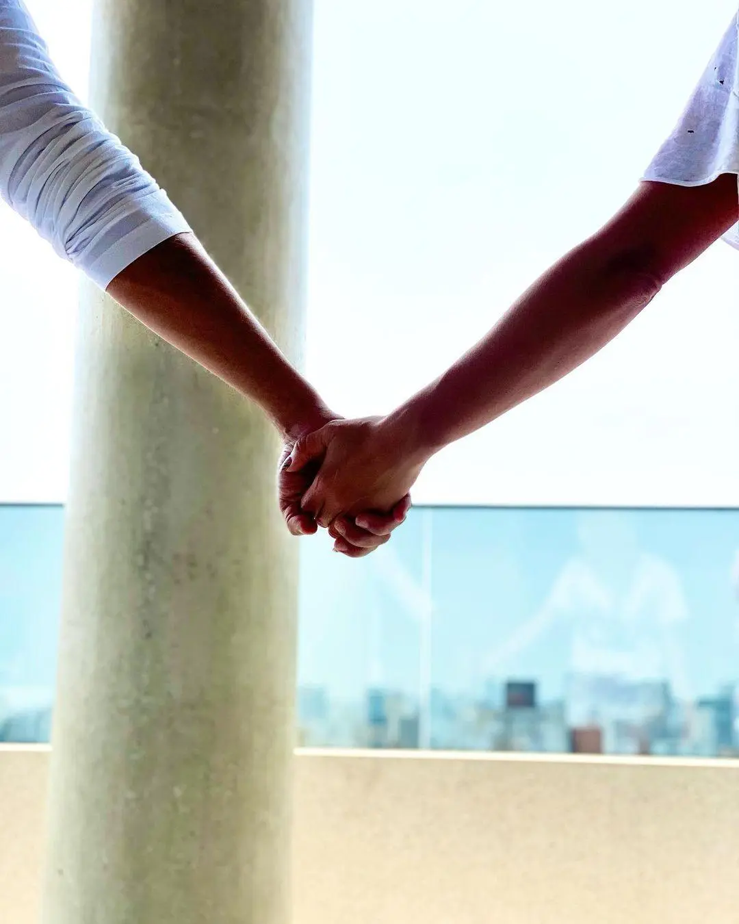 Imagem mostra Sabrina Sato e Duda Nagle de mãos dadas