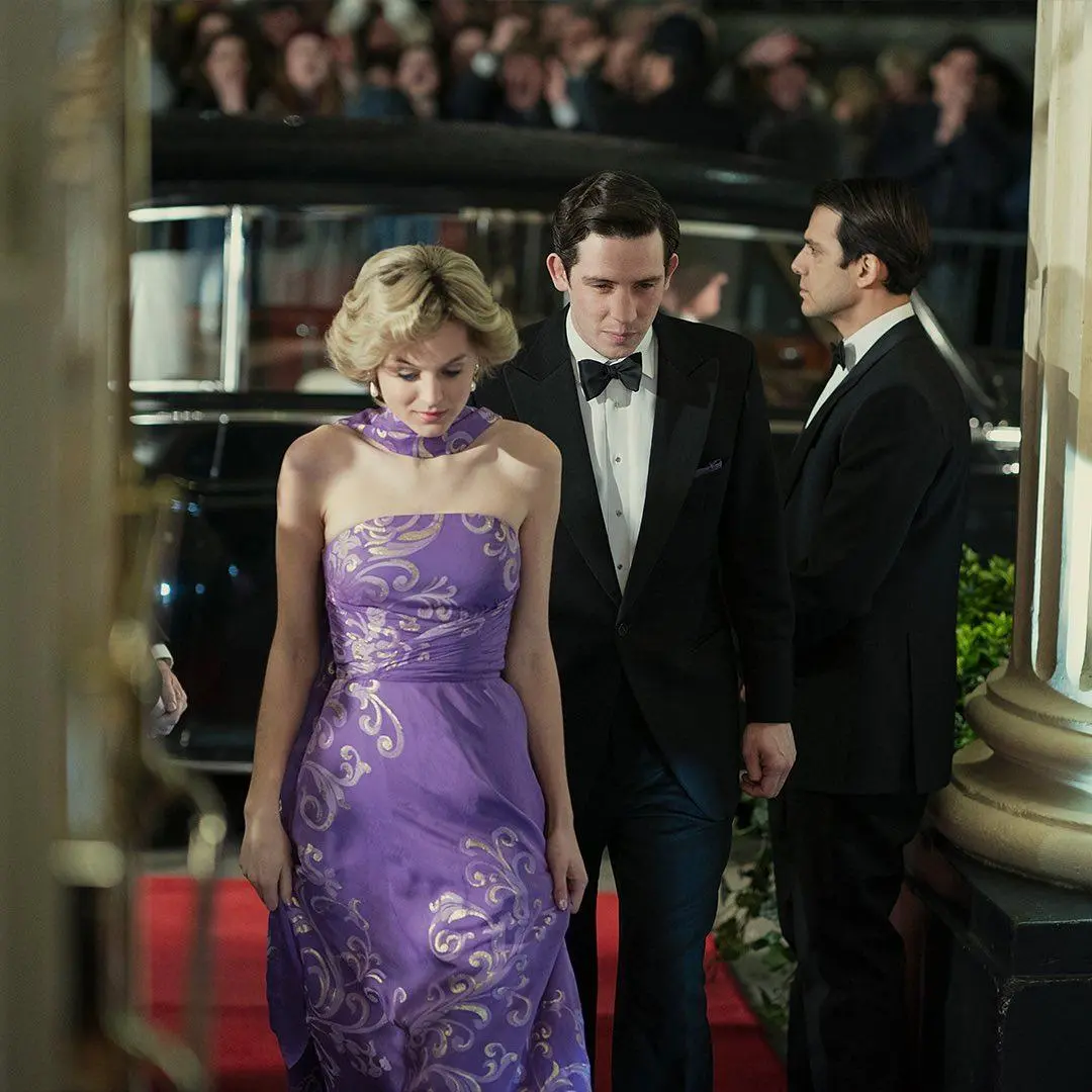 Imagem mostra cena de The Crown Com princesa Diana e príncipe Charles