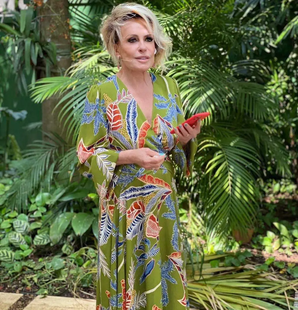 Imagem mostra Ana Maria Braga com vestido estampado