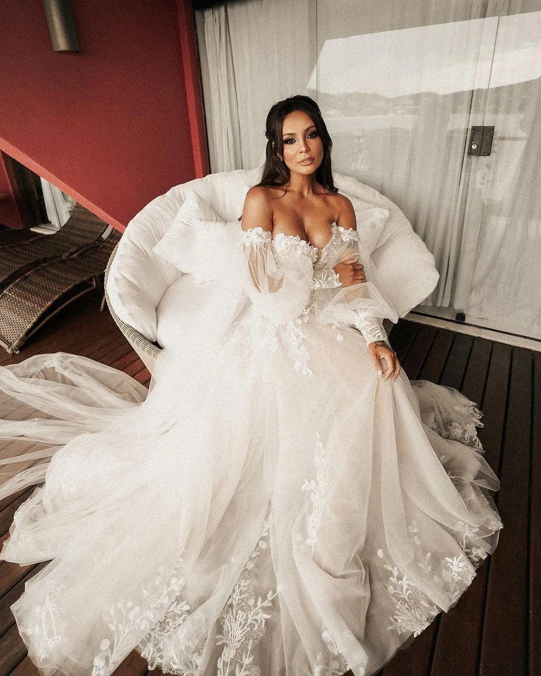 Imagem mostra Carol Nakamura vestida de noiva