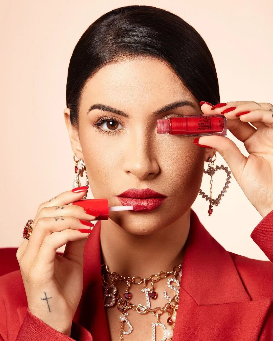 Imagem mostra Boca Rosa com batom vermelho