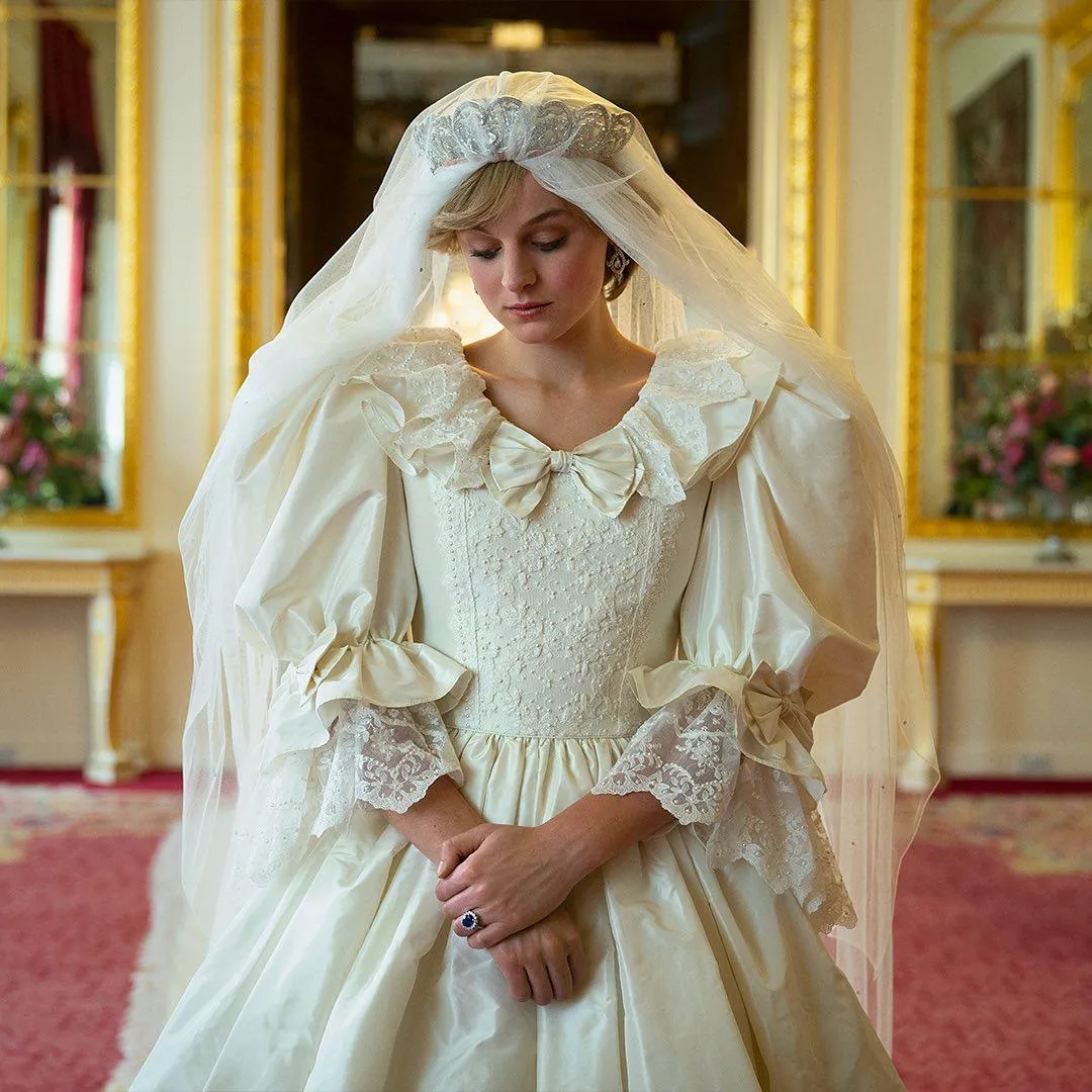 Imagem mostra cena de The Crown com a personagem Diana vestida de noiva