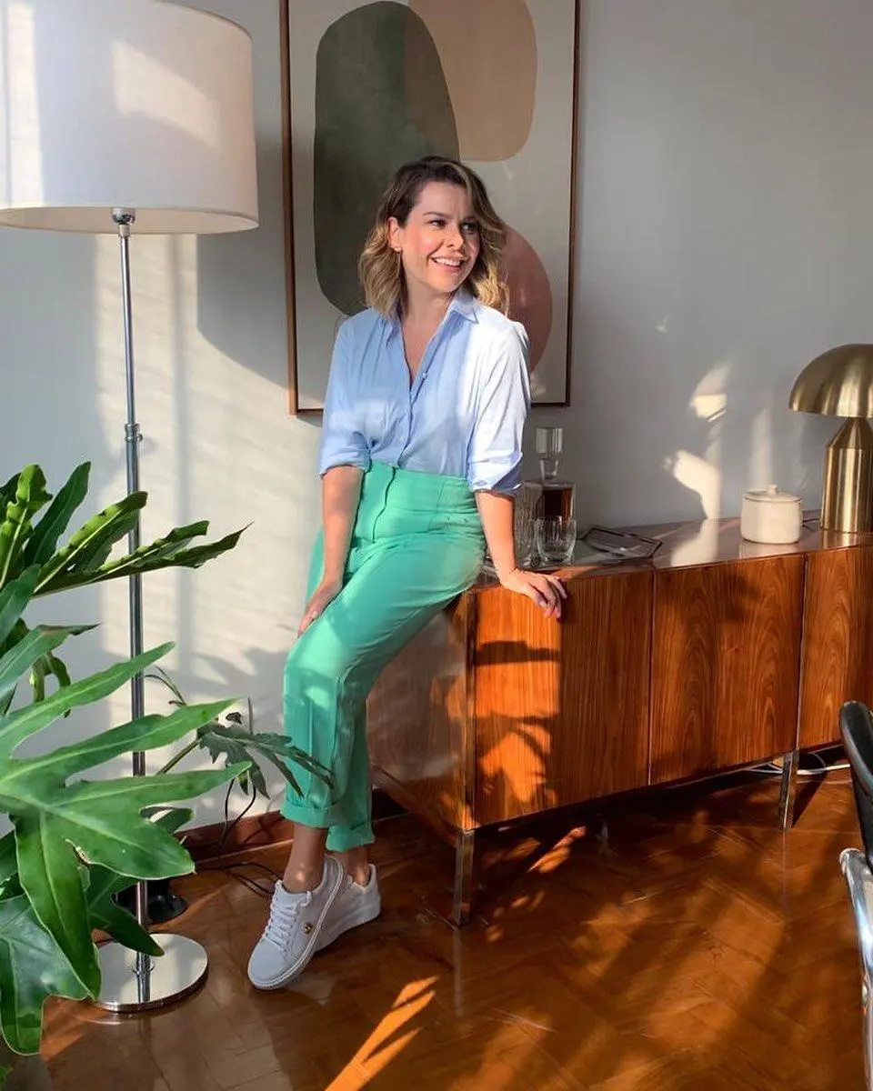 Imagem mostra Fernanda Souza com roupa azul e verde