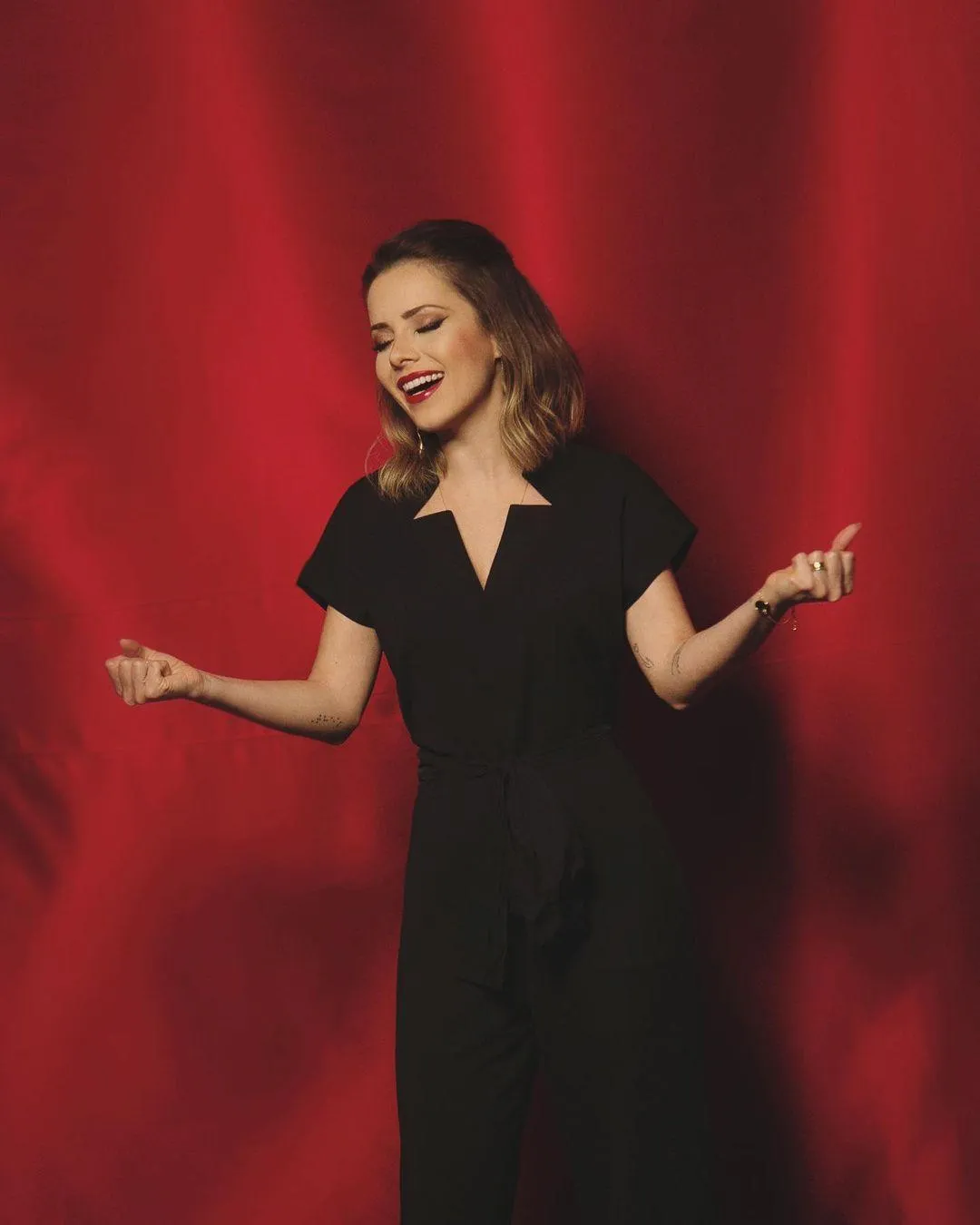 Imagem mostra cantora Sandy em clipe de música de Mulan