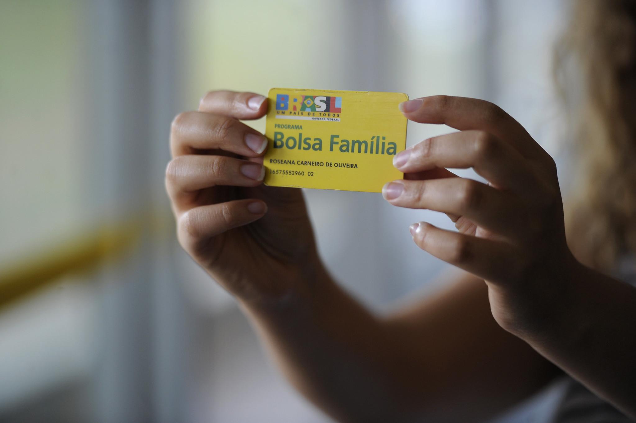 Cartão Bolsa Família. Auxílio emergencial