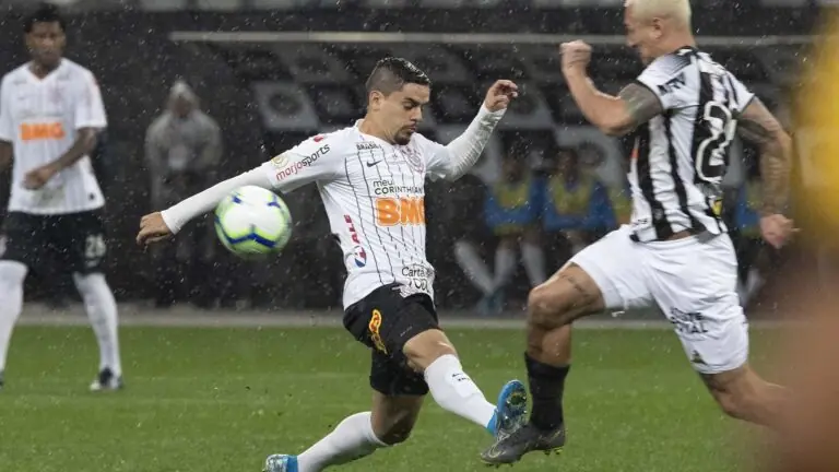 Corinthians x Atlético MG duelam no Brasileirão; veja onde assistir