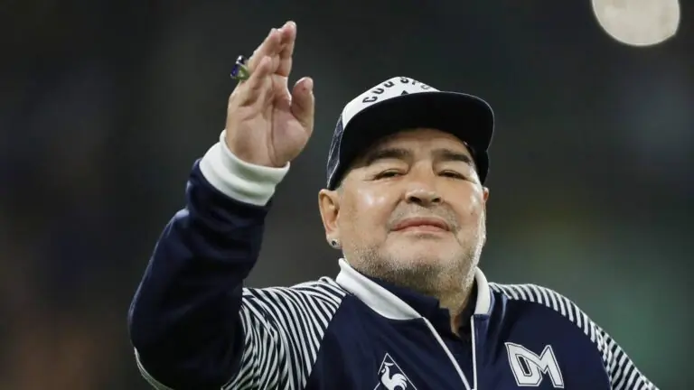 Diego Maradona morre aos 60 anos na Argentina