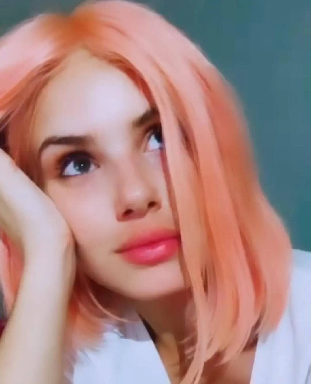 Imagem mostra Camila Queiroz de peruca