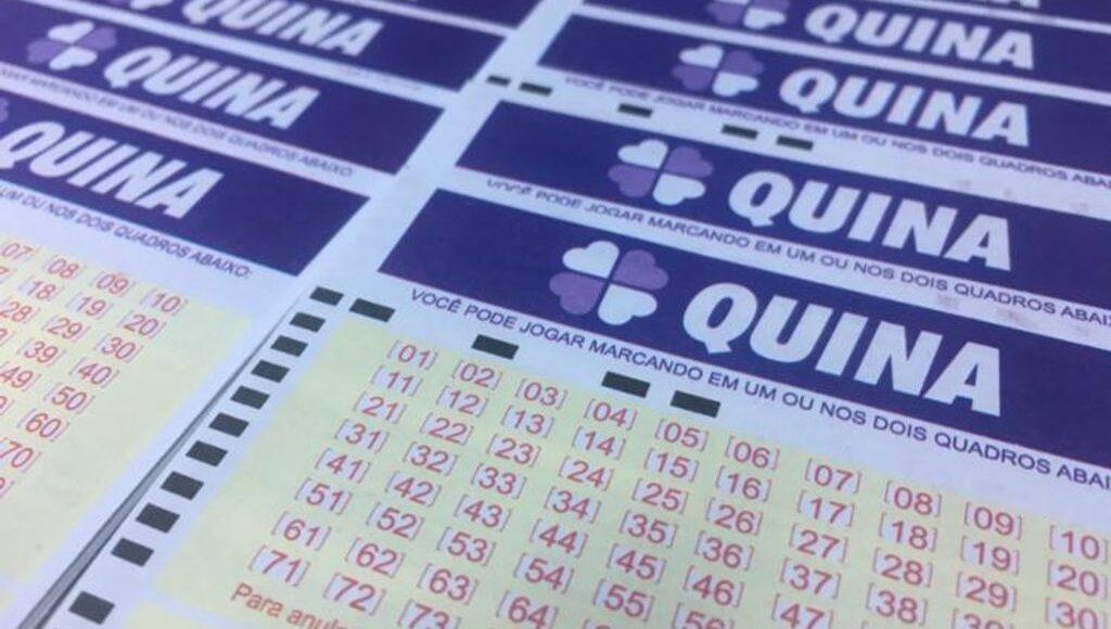 resultados das Loterias da Caixa- a foto contém diversos bilhetes da quina enfileirados - resultado da quina