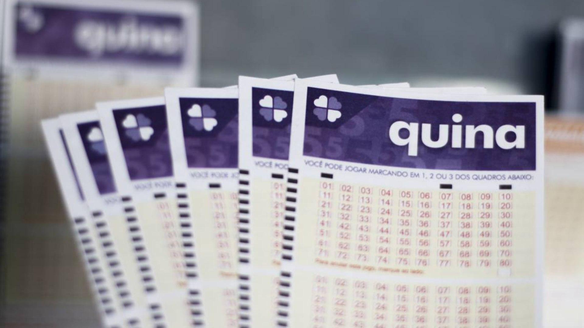 bilhetes da QUINA sob um fundo desfocado