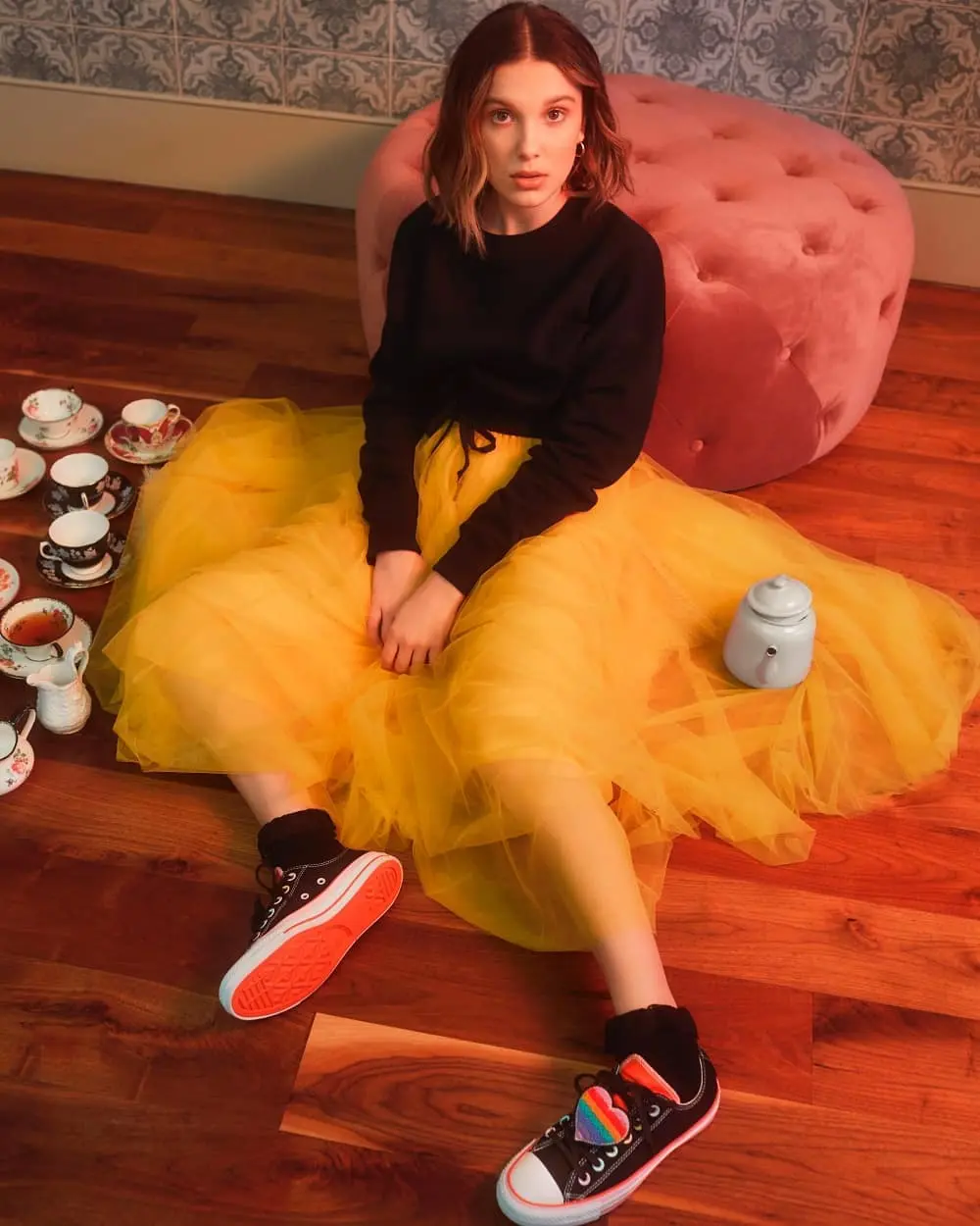 Imagem mostra Millie Bobby Brown com tênis Converse All Star