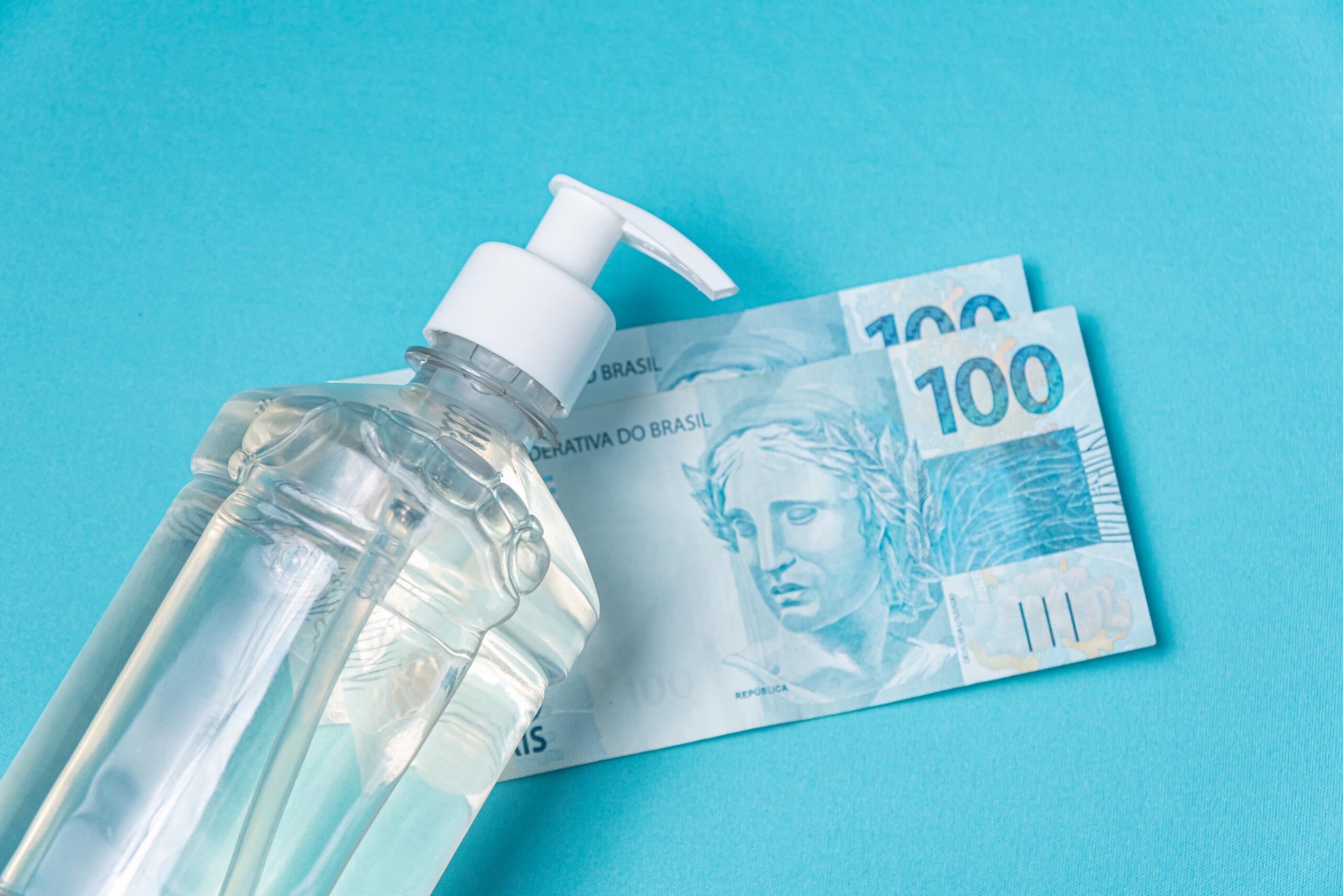 Notas de R$ 100 e álcool gel