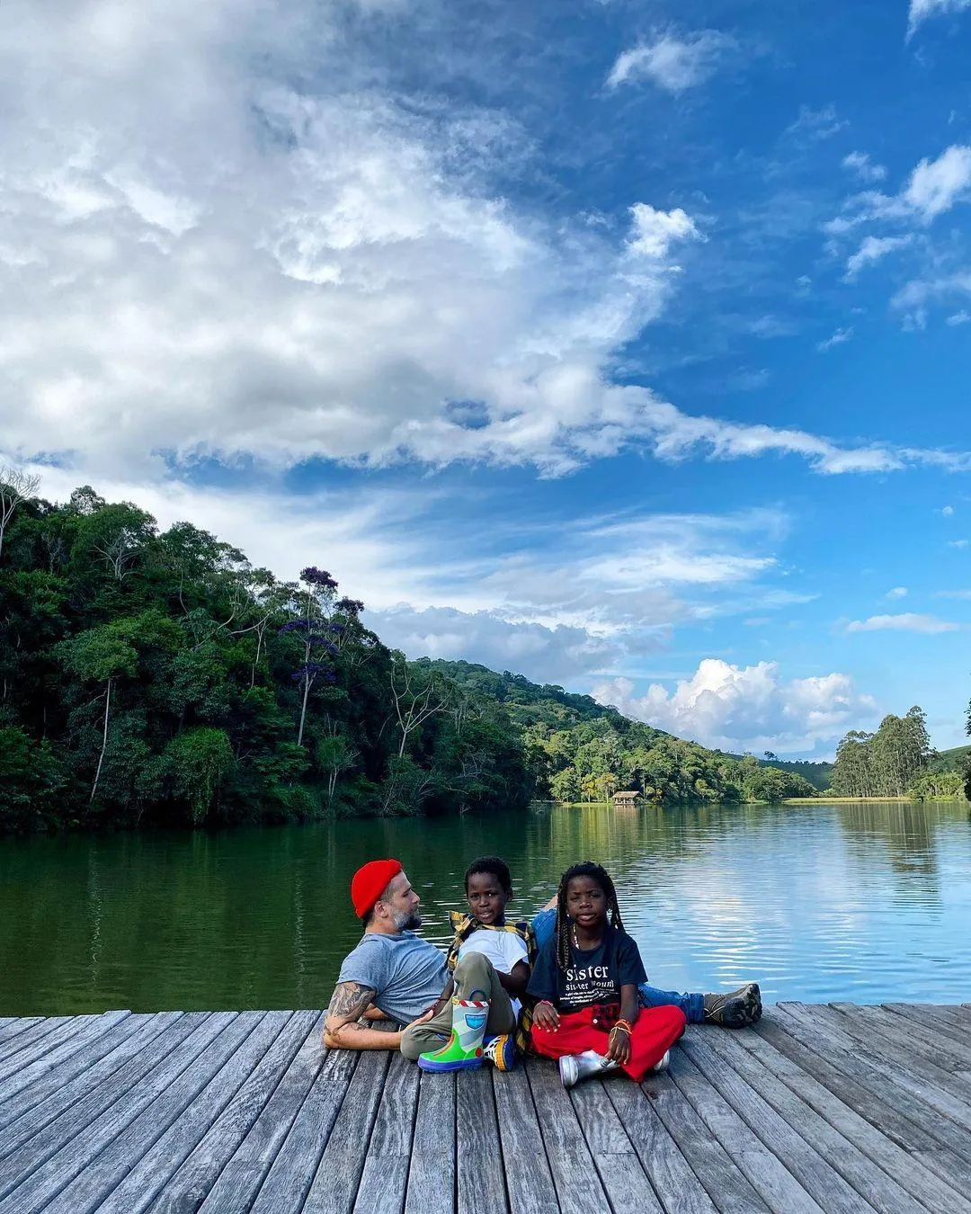 Imagem mostra Bruno Gagliasso com os filhos