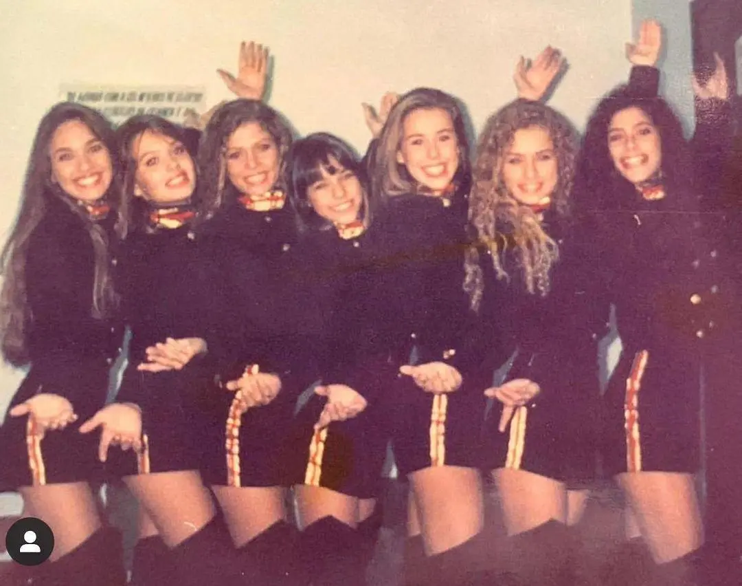 Imagem mostra grupo de paquitas em 1995