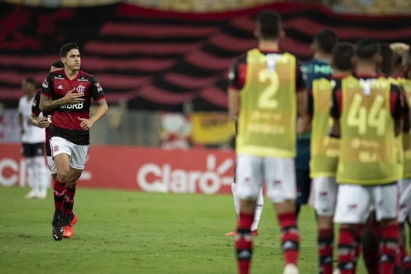 Atacante Pedro comemora gol diante do Athletico PR