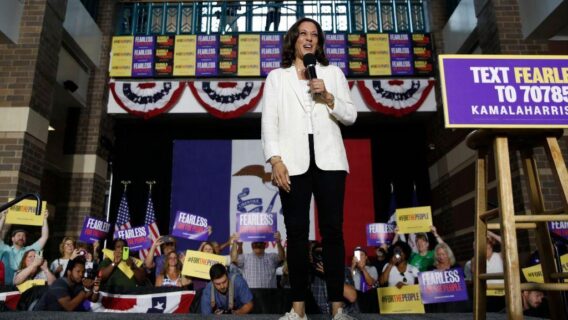 De All Star a terninho: o estilo descolado de Kamala Harris