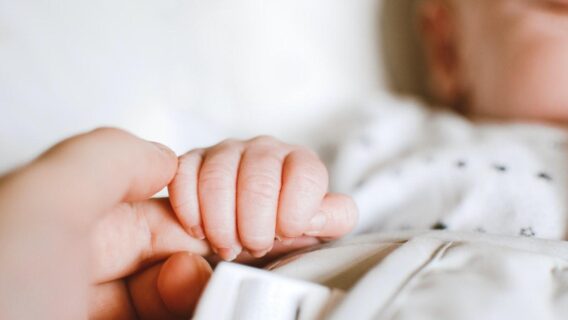 Covid-19: Bebê nasce com anticorpos após a mãe contrair vírus durante a gravidez