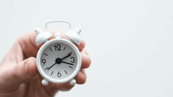 Buy and hold: o que é e como funciona essa estratégia de investimento