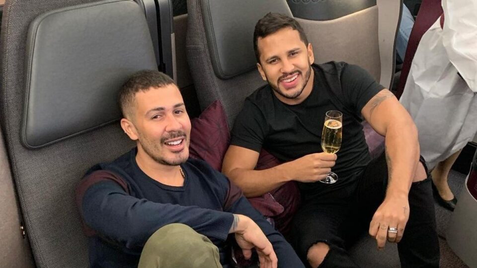 Na foto o humorista Carlinhos Maia e seu marido, Lucas Guimarães