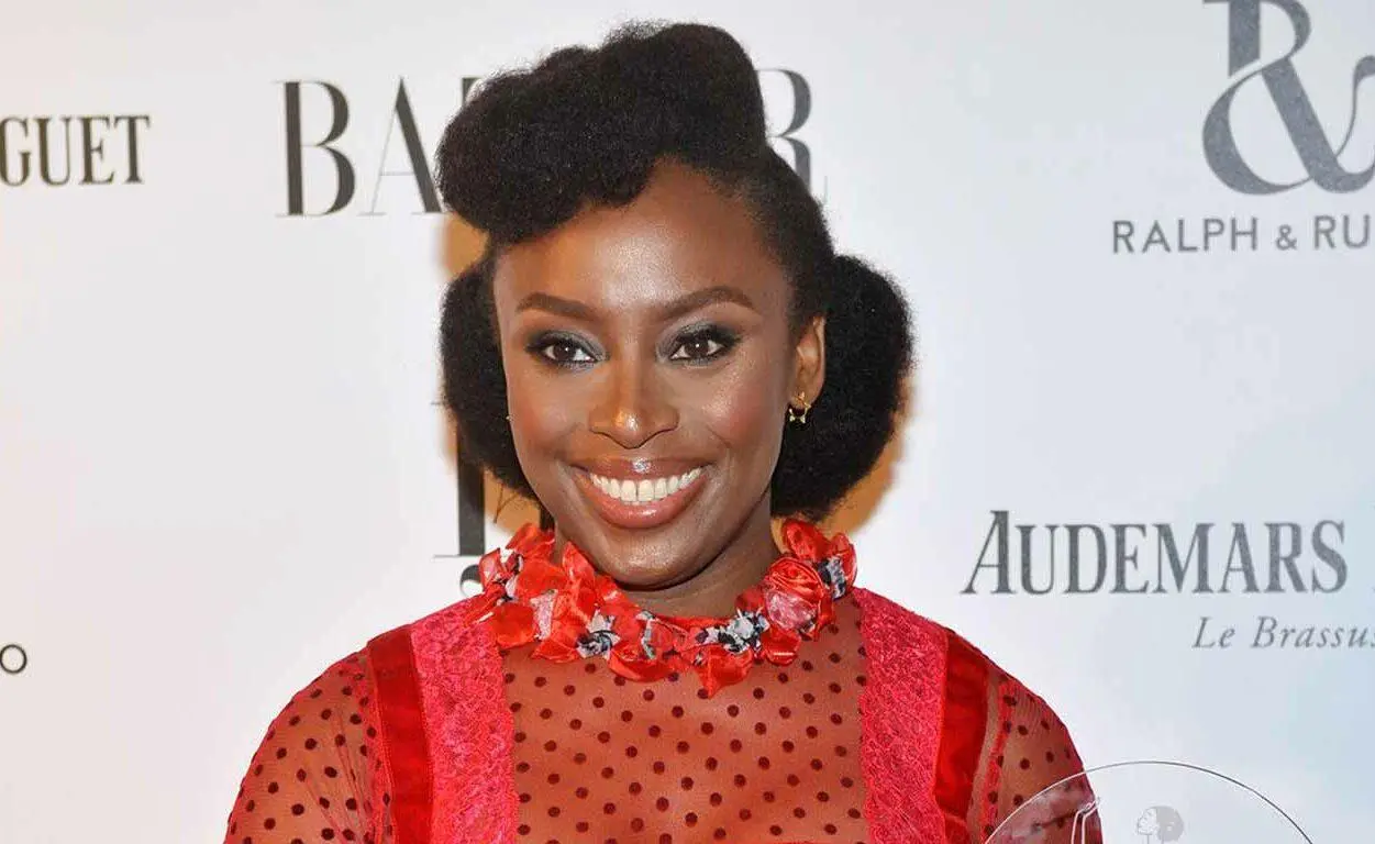 Chimamanda Ngozi Adichie é eleita a melhor