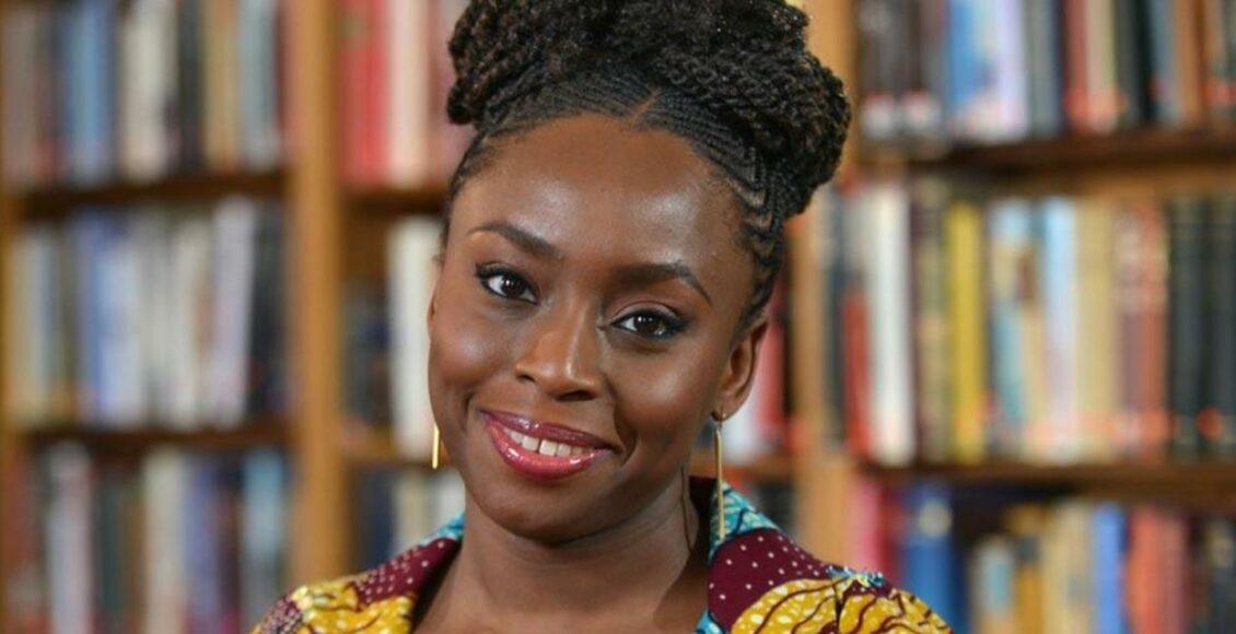 Chimamanda Ngozi Adichie é eleita a melhor